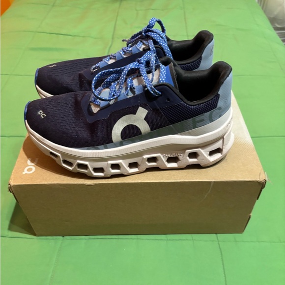 WOMENS ON CLOUDMONSTER SIZE 6 | lavender açaí / looks more blue than purple - Picture 4 of 9